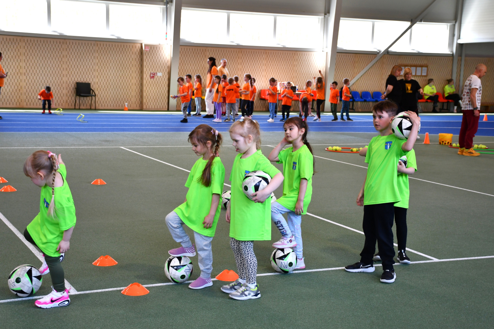 Bērni piedalās sportiskās aktivitātēs