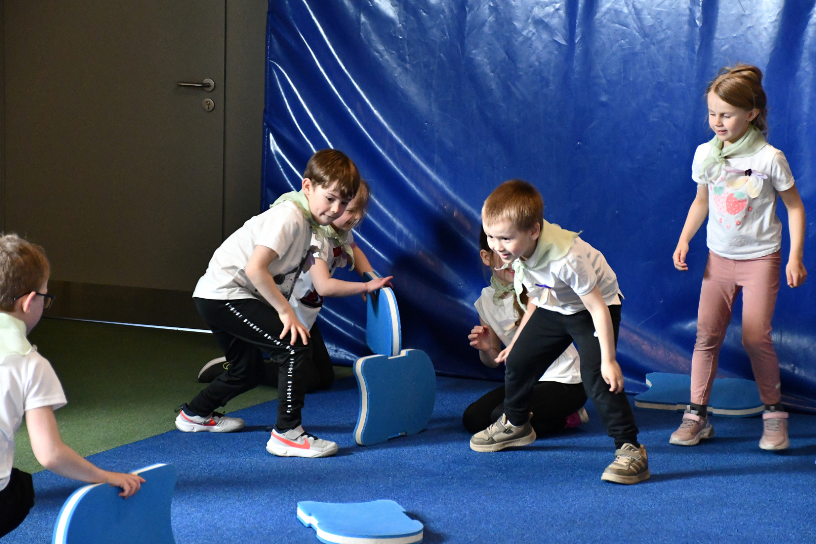 Bērni piedalās sportiskās aktivitātēs