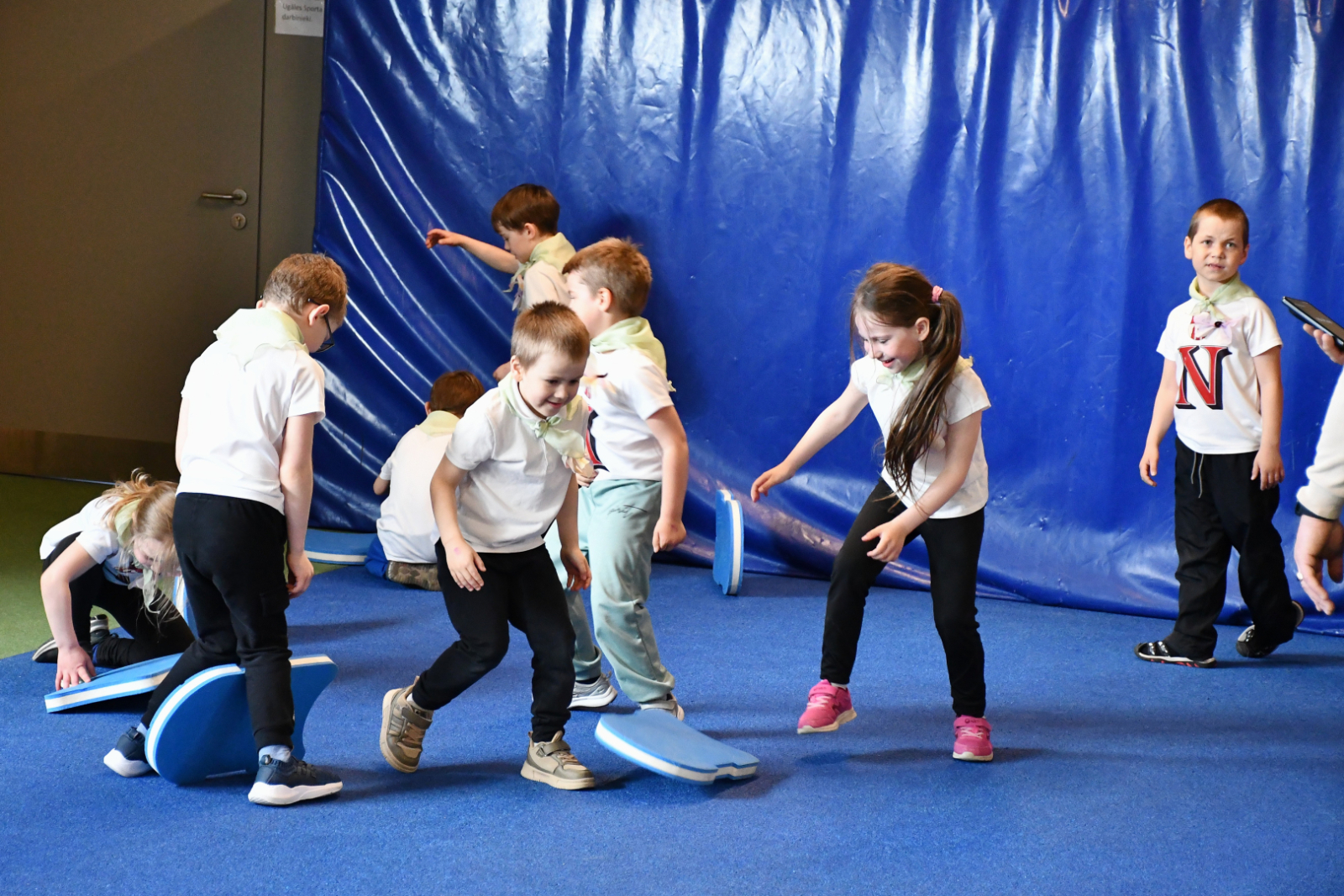 Bērni piedalās sportiskās aktivitātēs