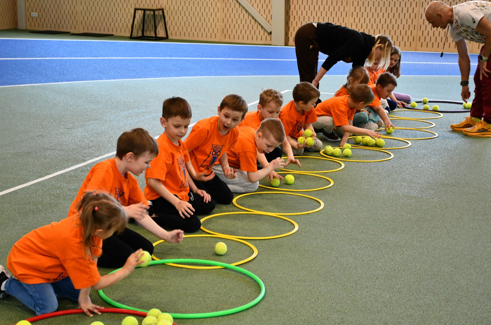 Bērni piedalās sportiskās aktivitātēs