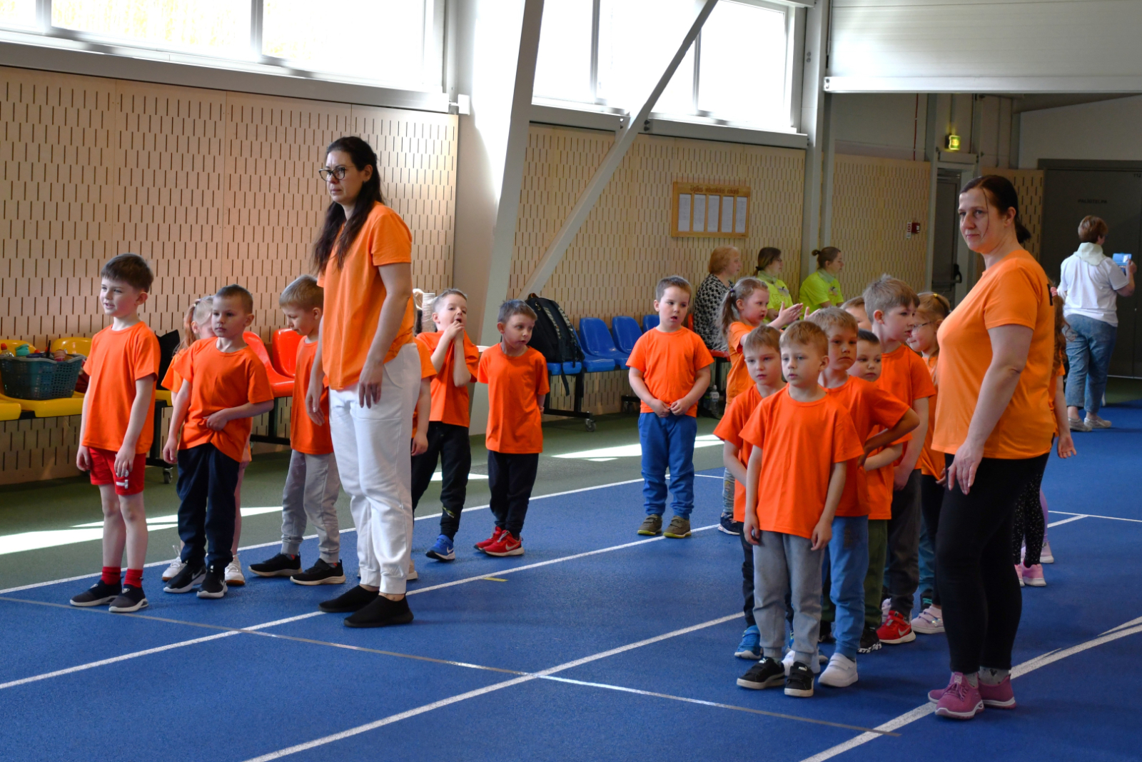 Bērni piedalās sportiskās aktivitātēs