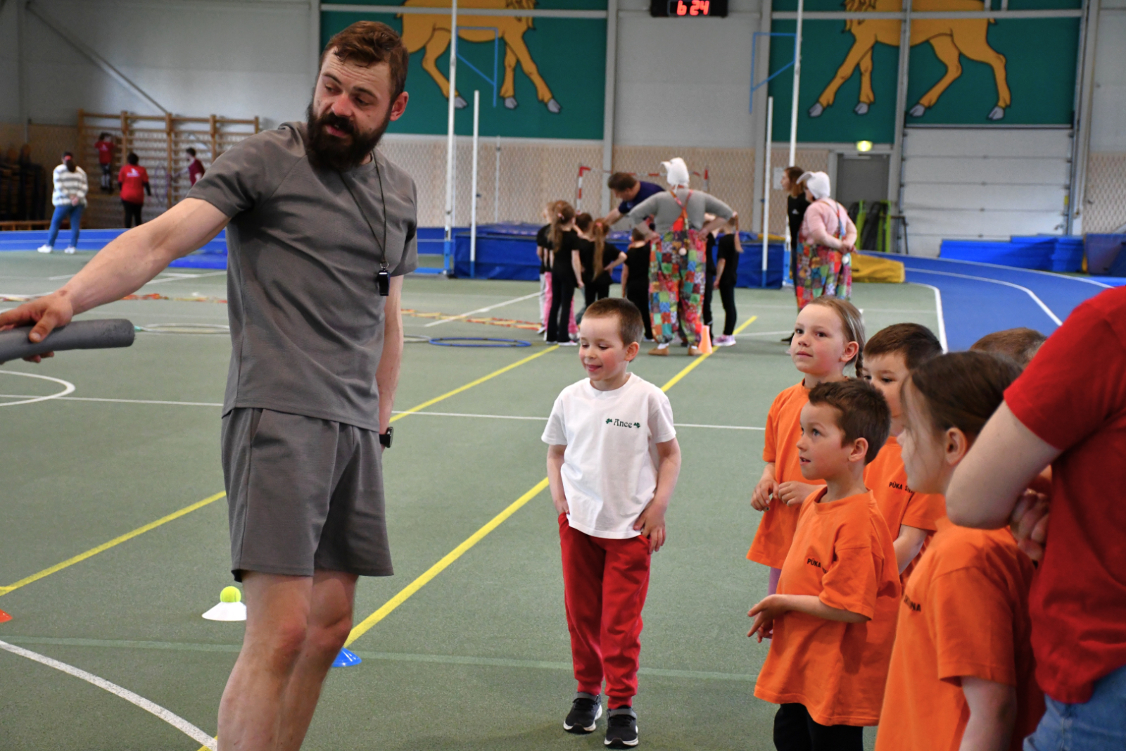 Bērni piedalās sportiskās aktivitātēs