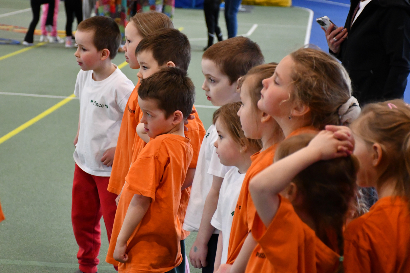 Bērni piedalās sportiskās aktivitātēs