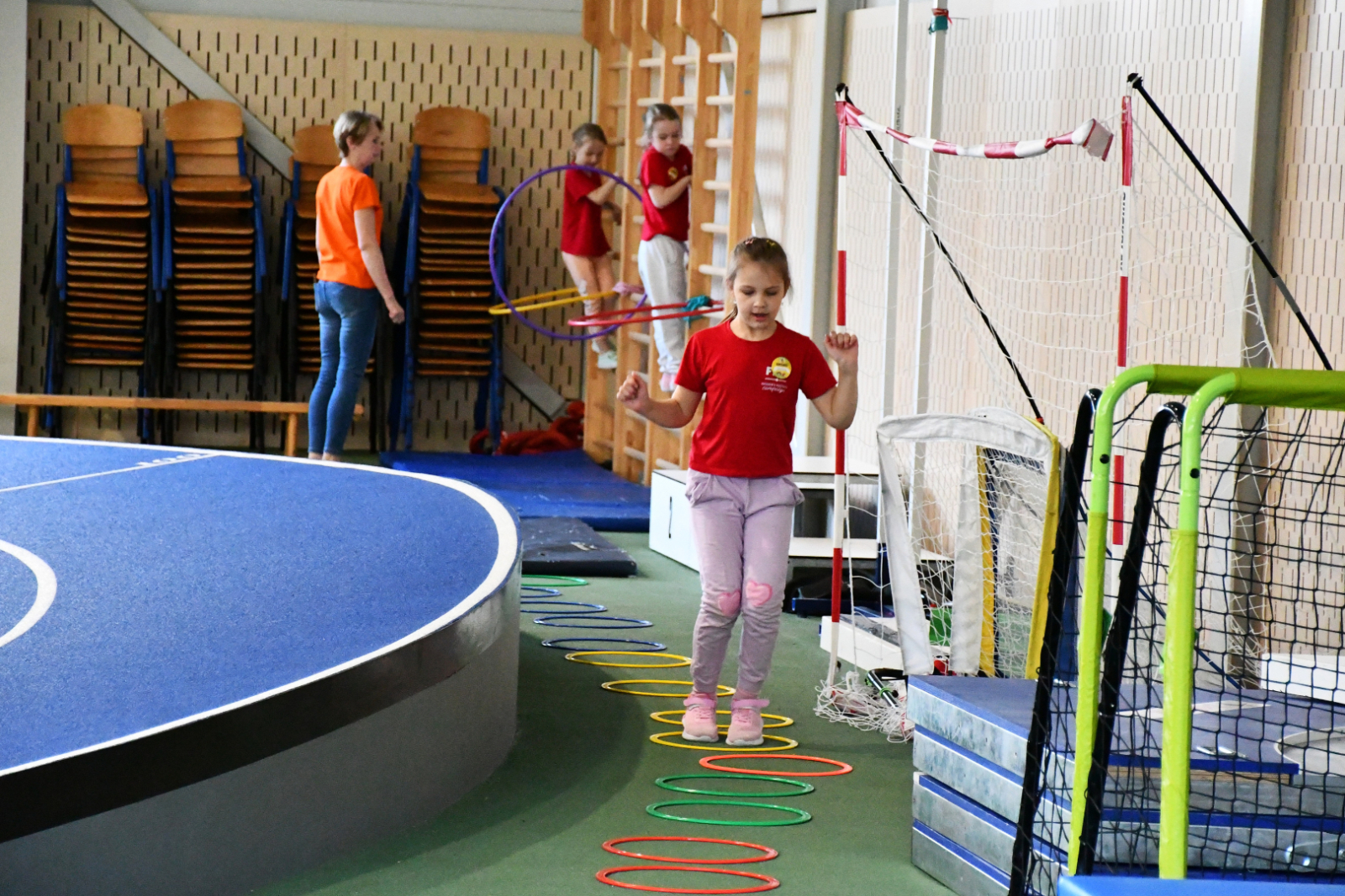 Bērni piedalās sportiskās aktivitātēs