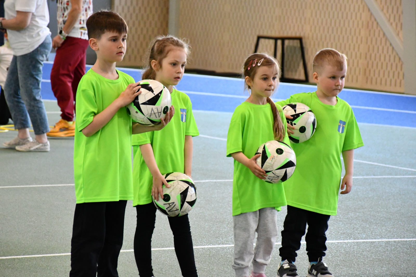 Bērni piedalās sportiskās aktivitātēs