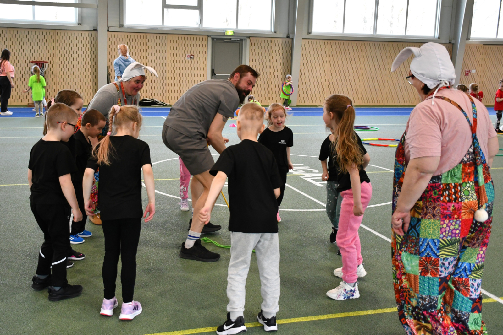 Bērni piedalās sportiskās aktivitātēs