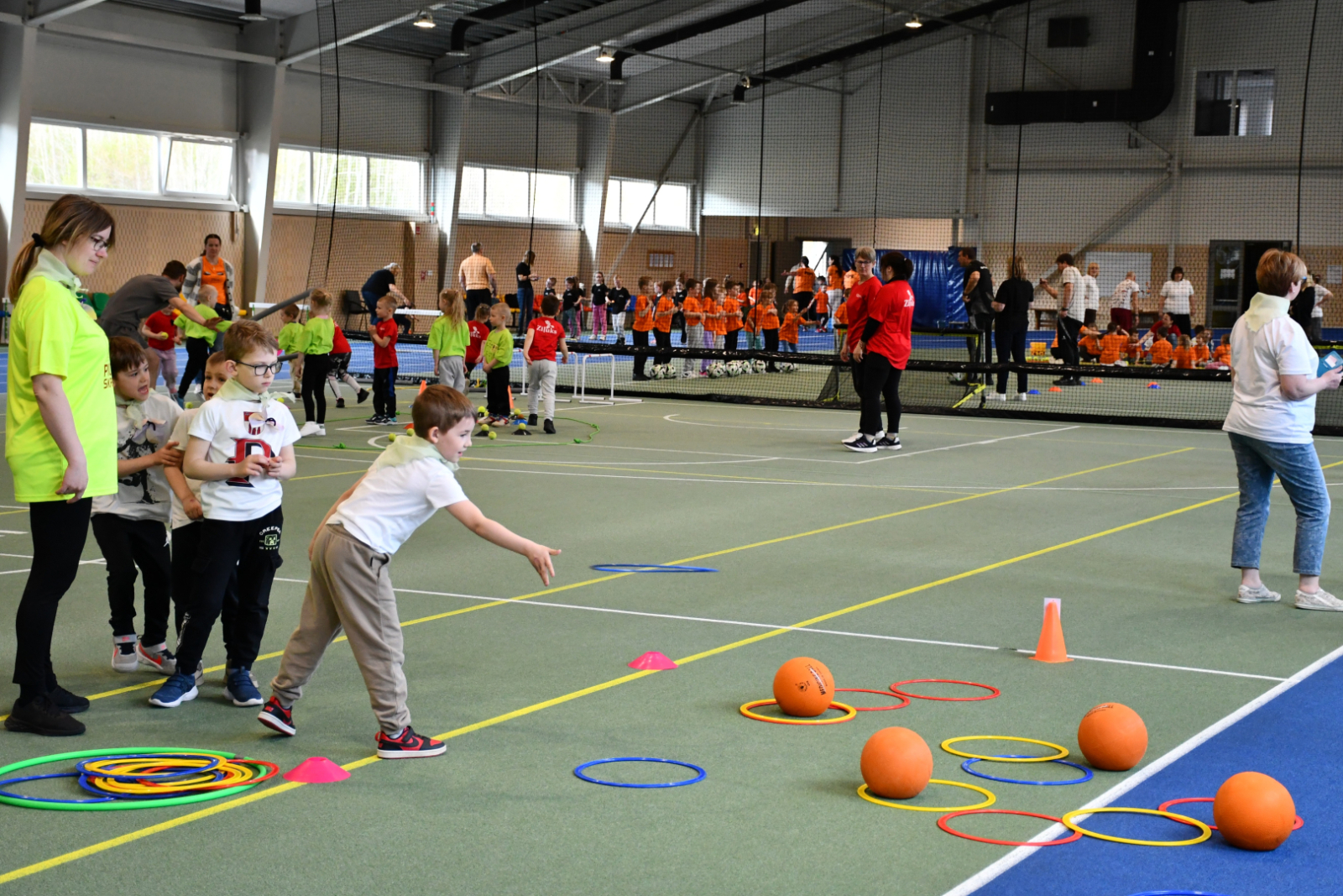 Bērni piedalās sportiskās aktivitātēs