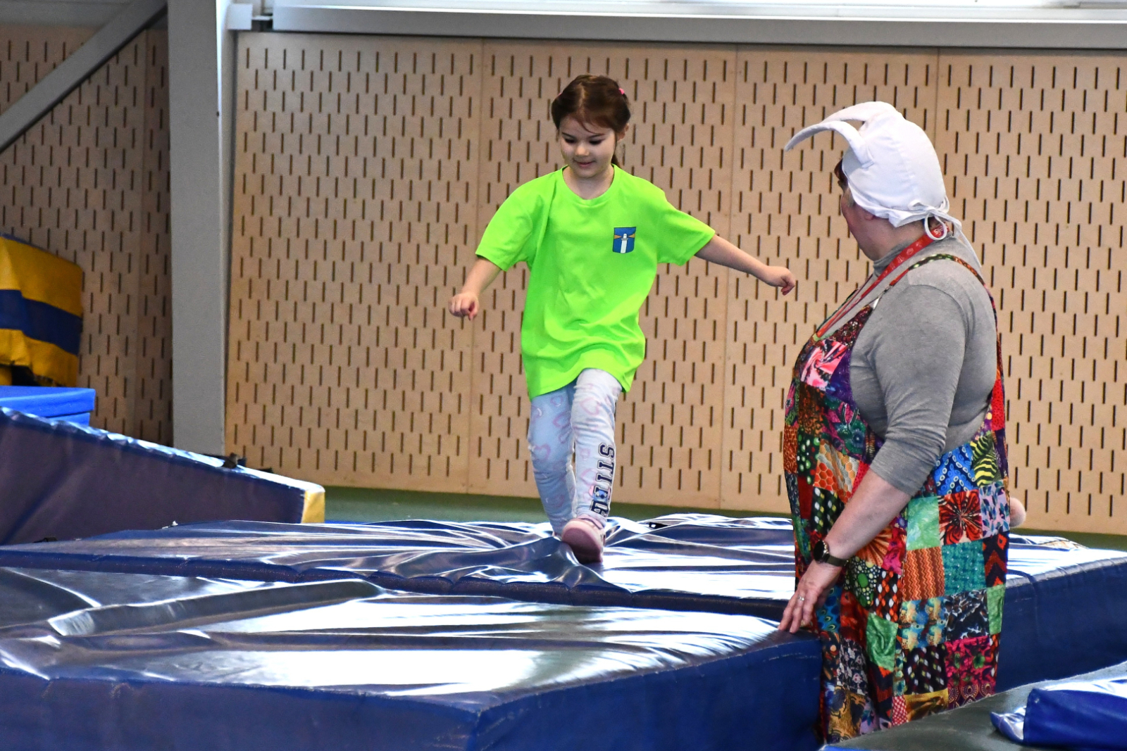 Bērni piedalās sportiskās aktivitātēs