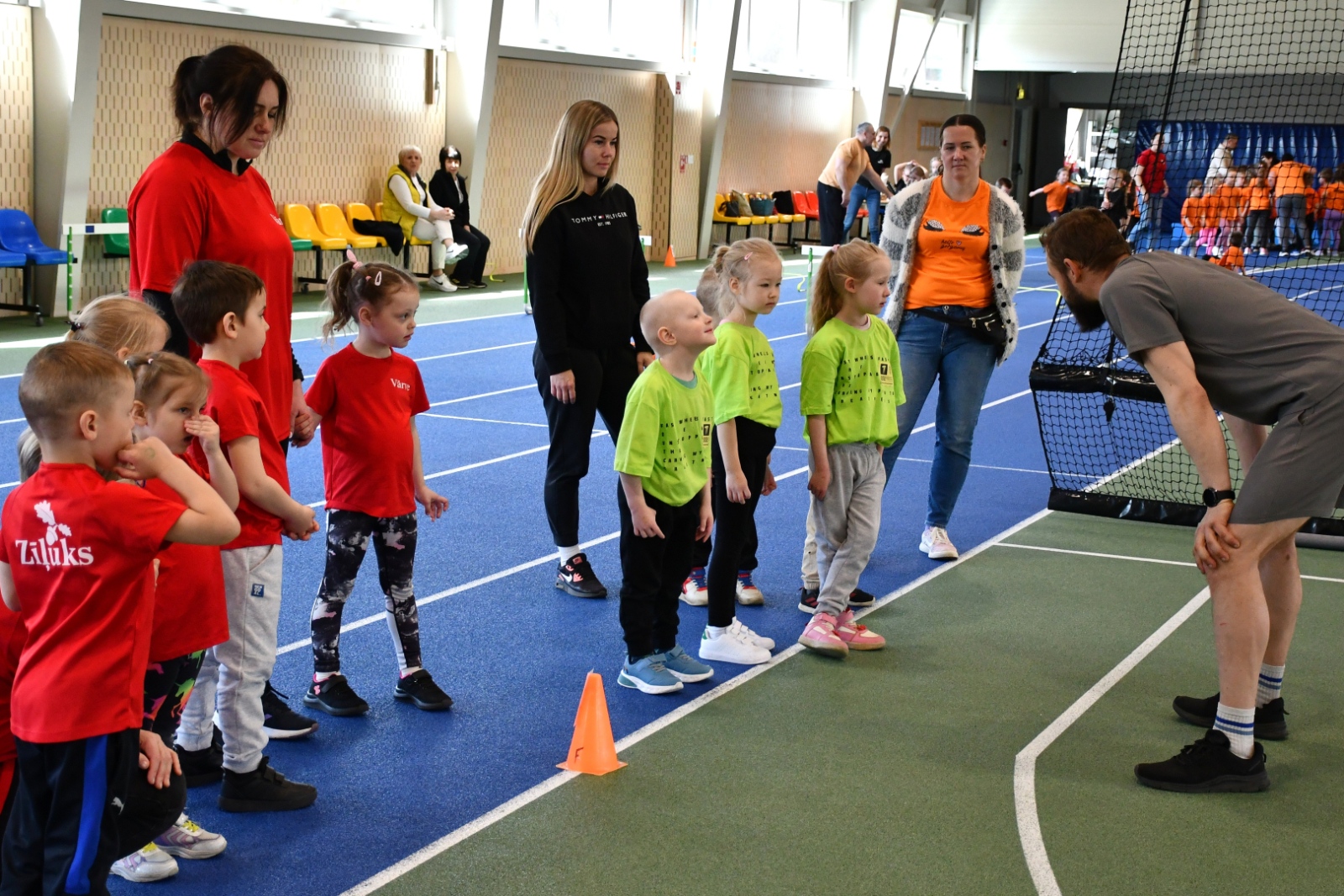 Bērni piedalās sportiskās aktivitātēs