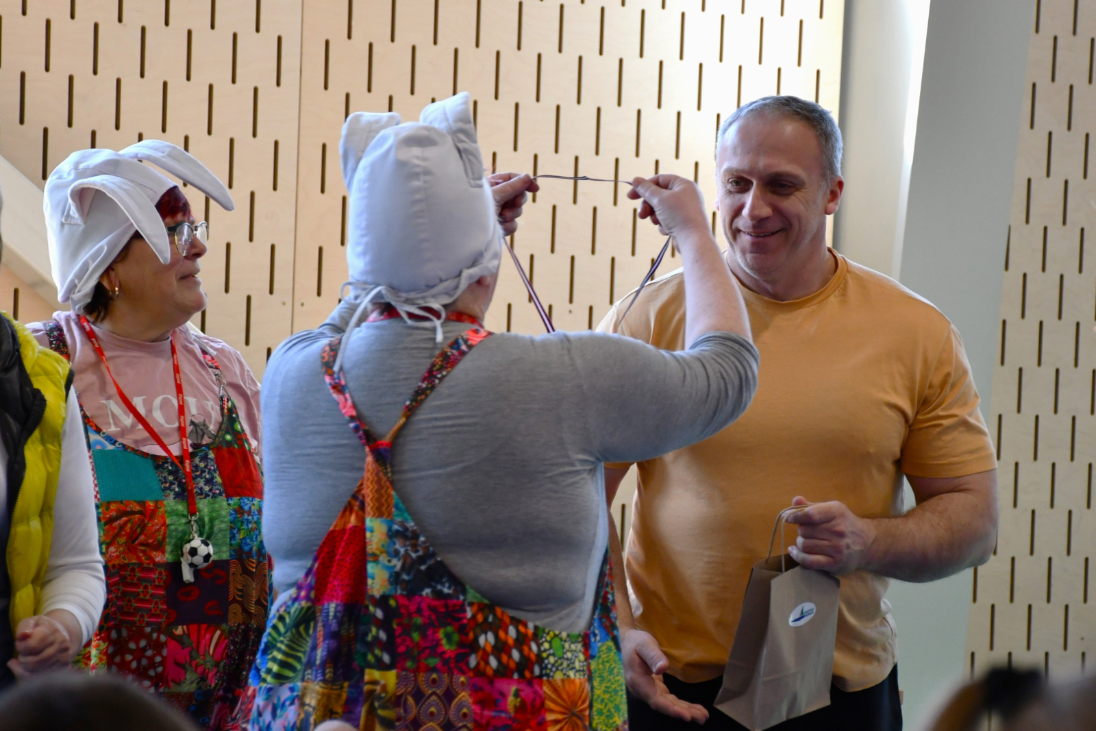 Medaļas saņem arī treneri