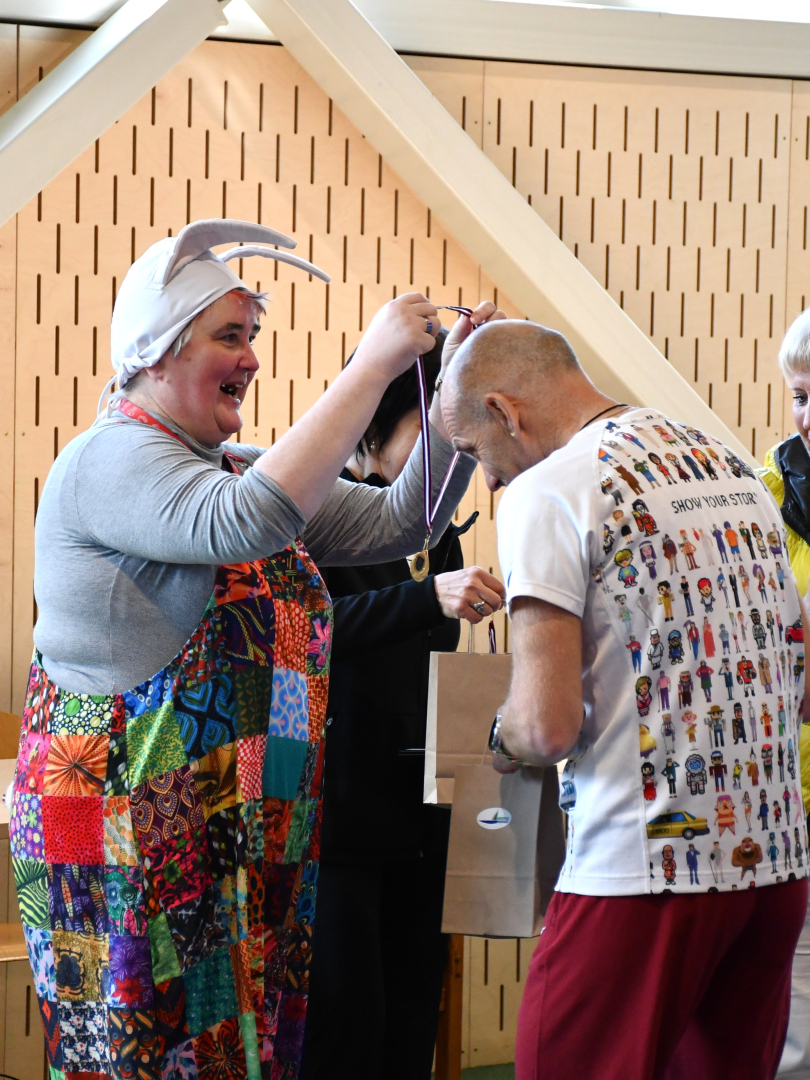 Medaļas saņem arī treneri