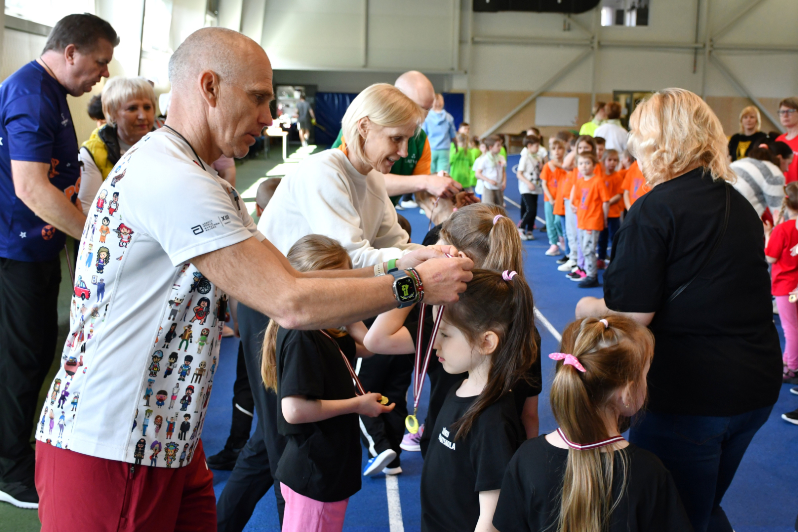 Bērni saņem medaļas