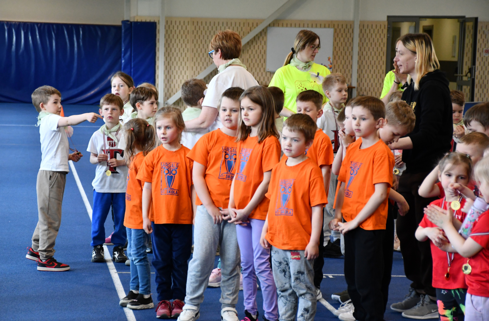 Bērni saņem medaļas