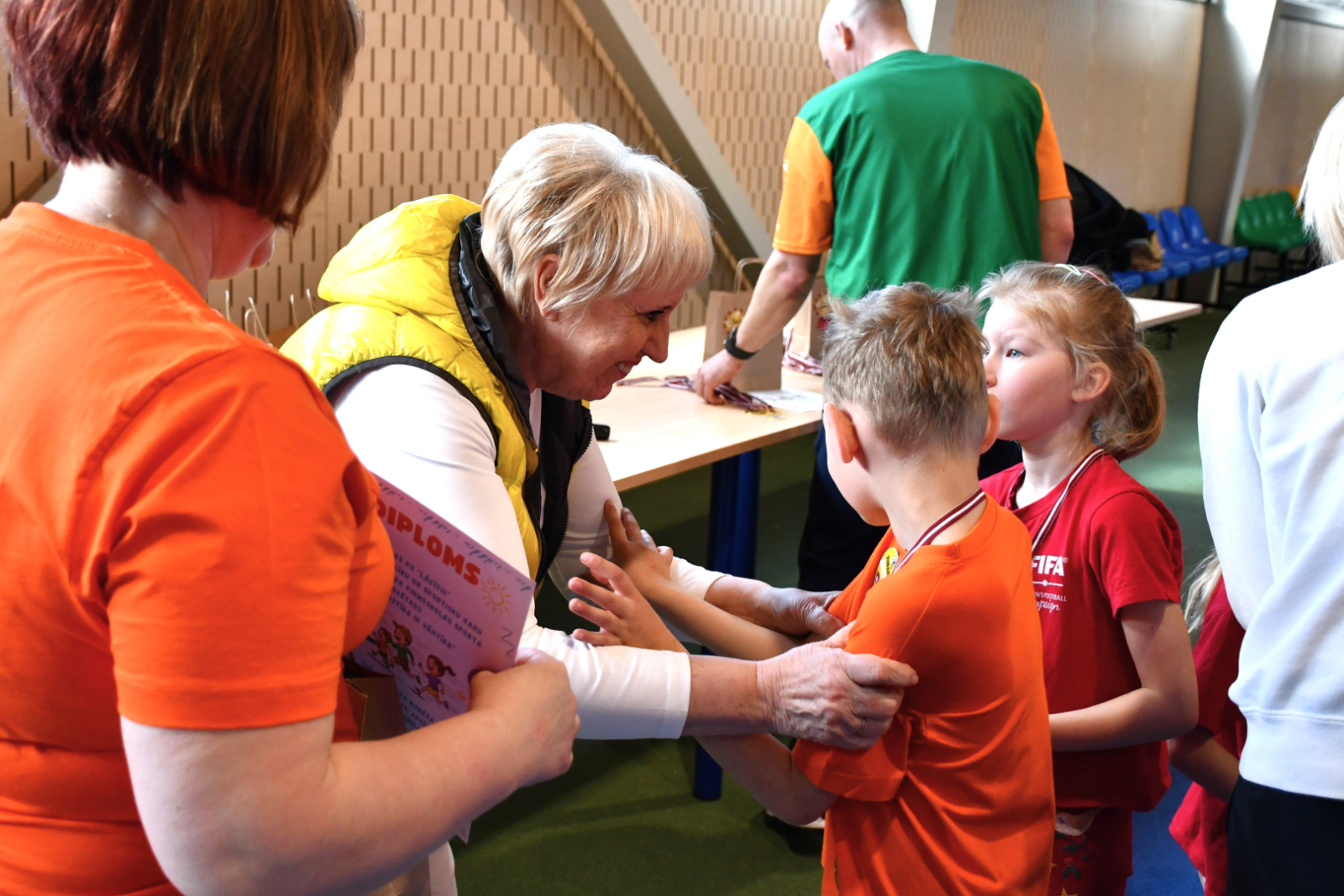 Bērni saņem medaļas