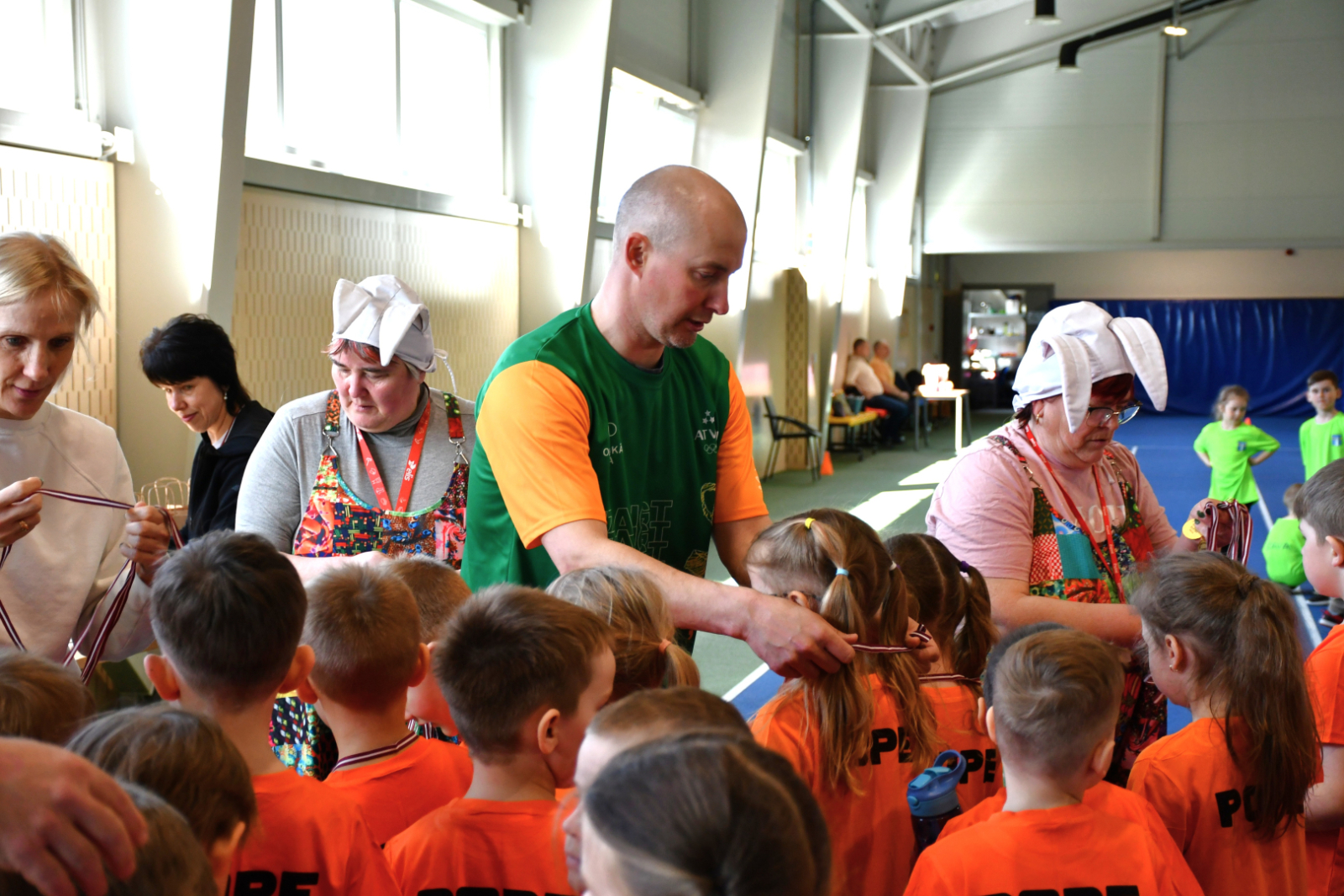 Bērni saņem medaļas