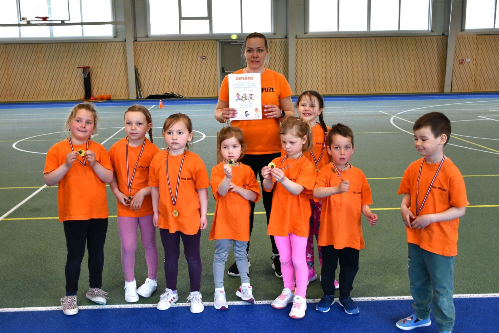 Bērni saņem medaļas