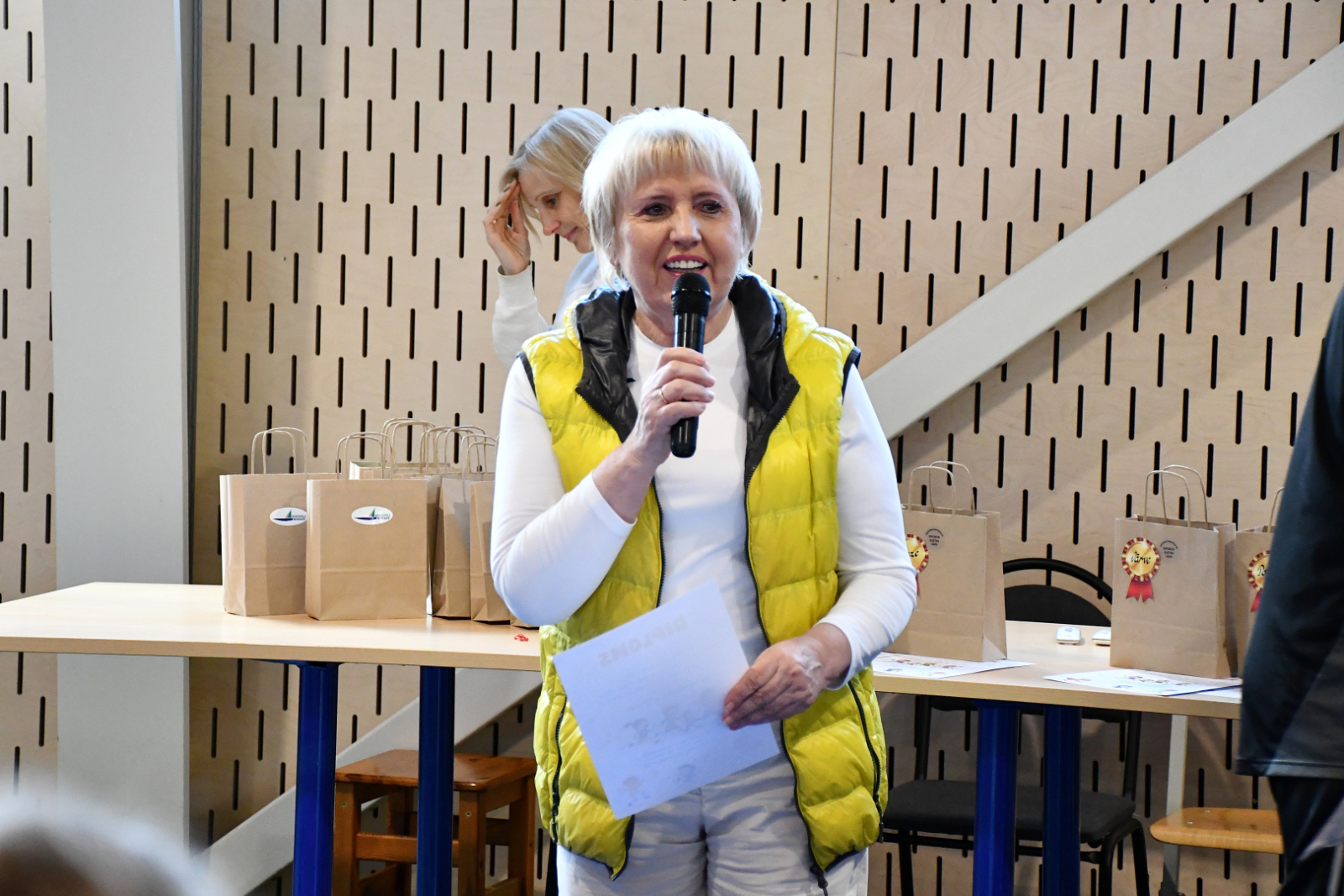 Bērni piedalās sportiskās aktivitātēs