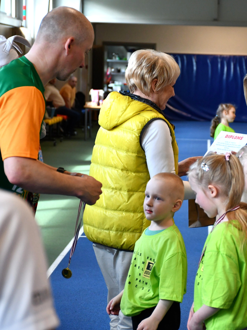 Bērni saņem medaļas