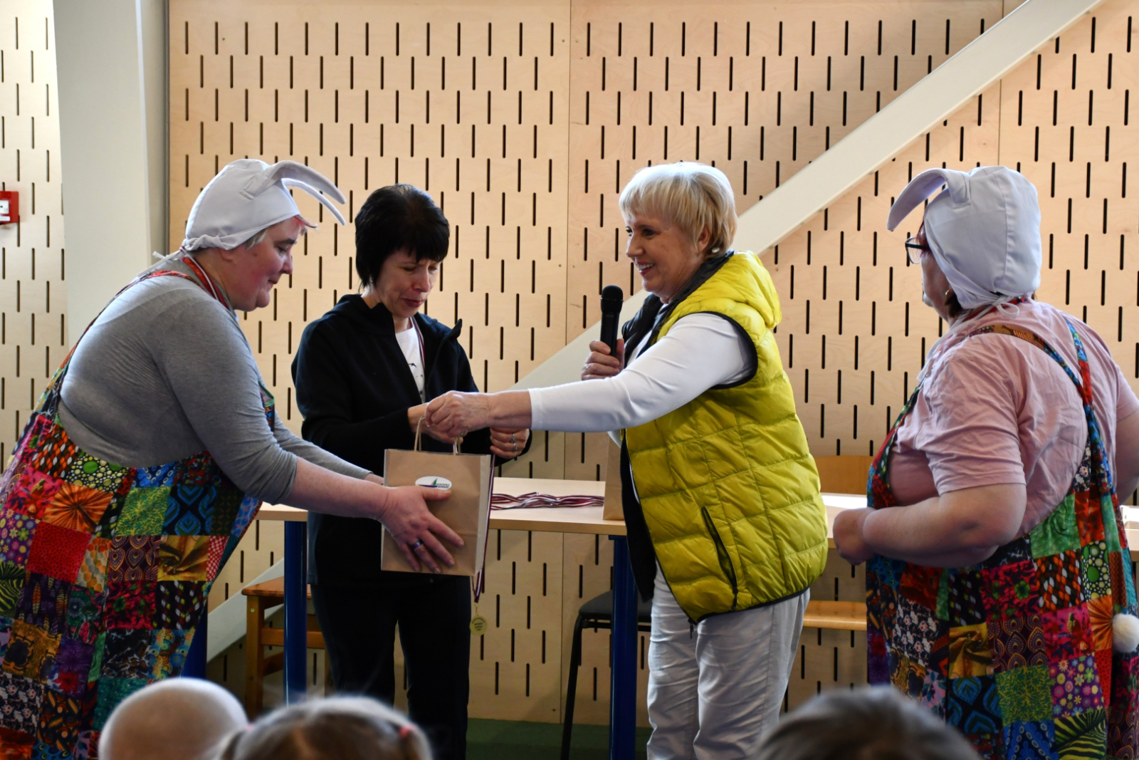 Aina Klimoviča apbalvo bērnus