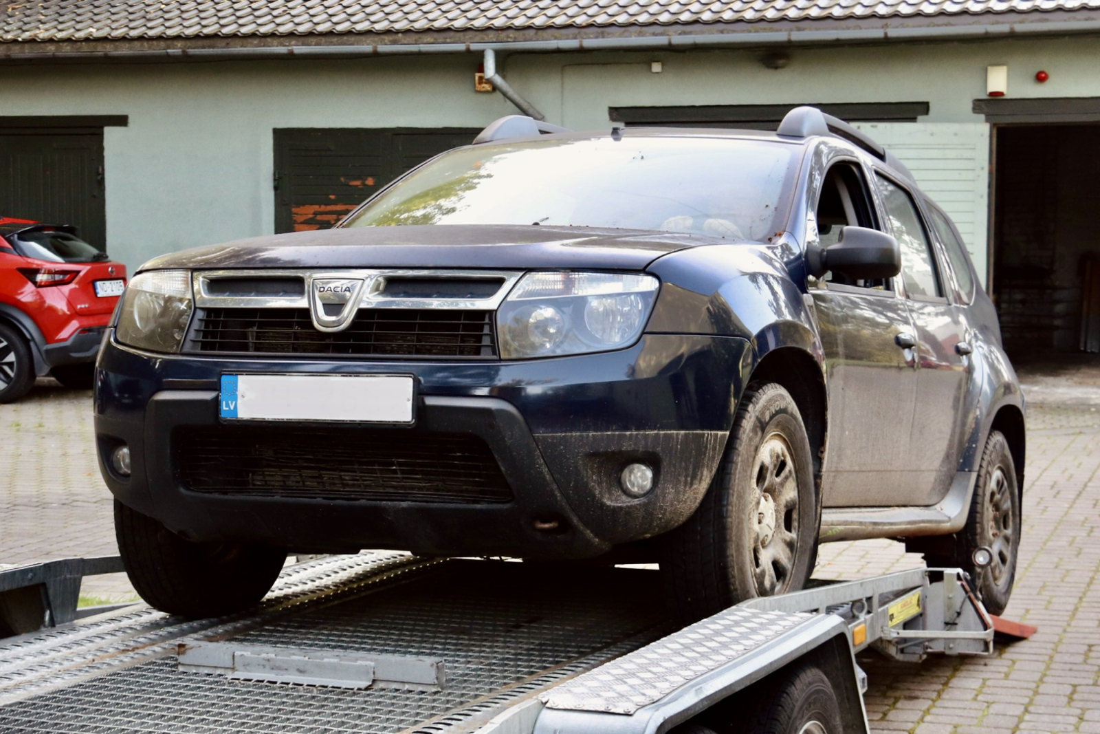 Auto brauc uz piekabes