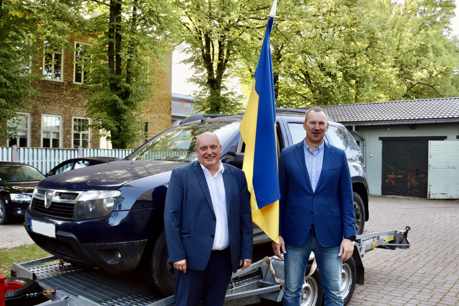 Pašvaldības vadība, Ukrainas karogs un auto