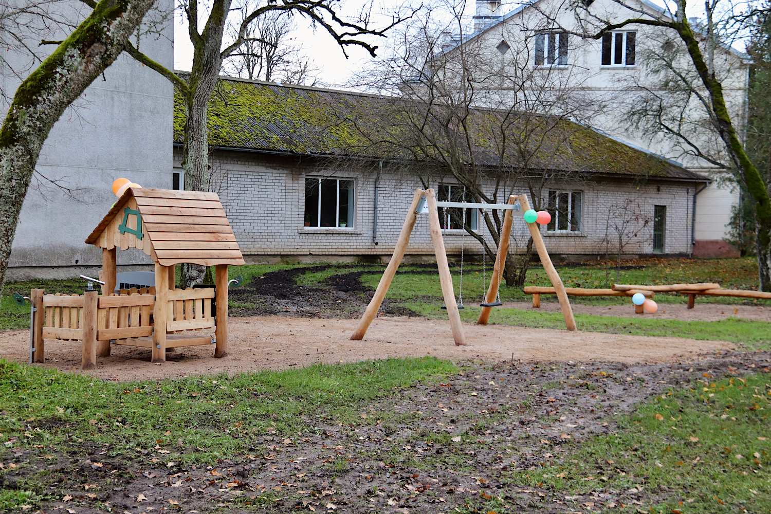 Rotaļu elementi Ances muižas parkā
