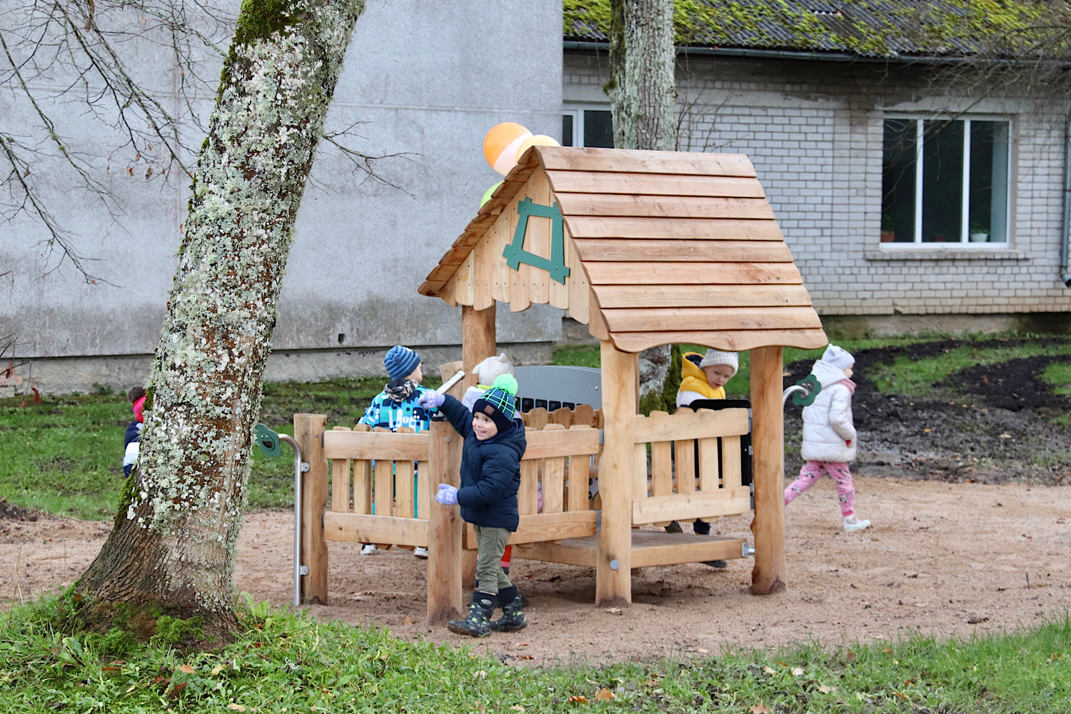 Rotaļu elementi Ances muižas parkā