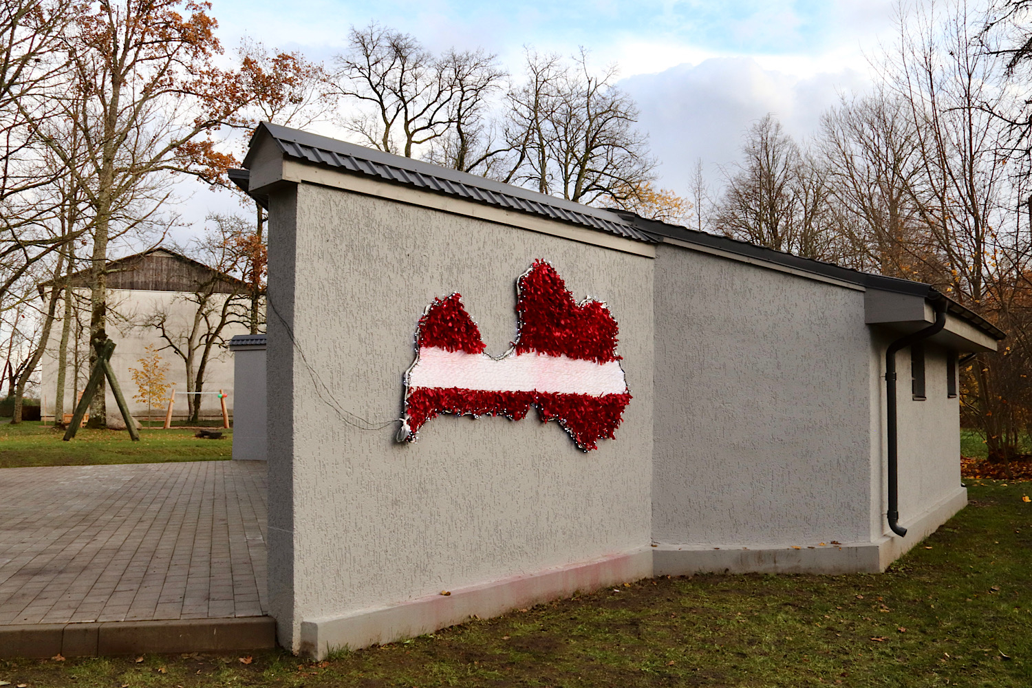Latvijas karoga vides objekts uz estrādes