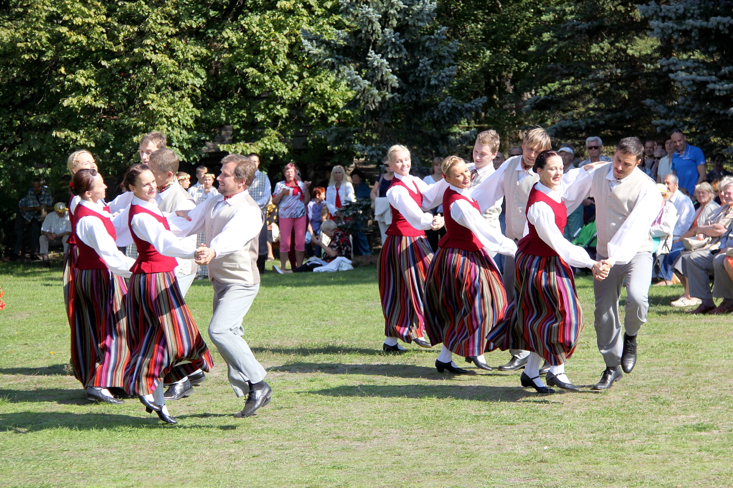 Tiek dejotas tautiskās dejas