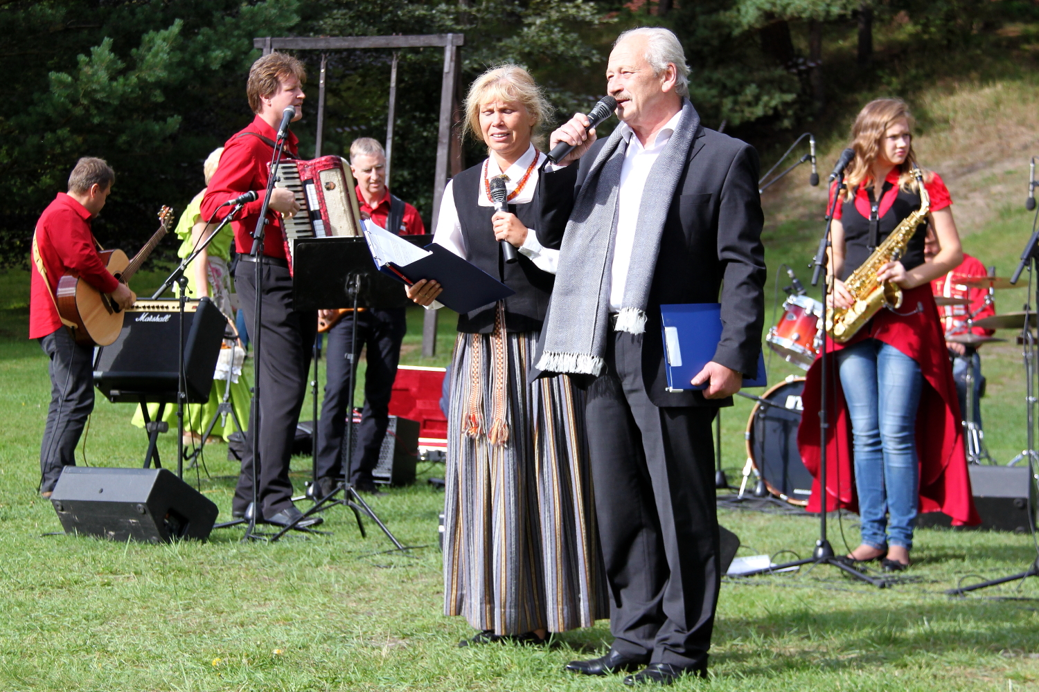 Uzstājas mākslinieki