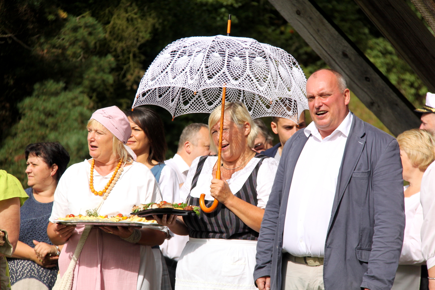 Svētku dalībnieki dzied