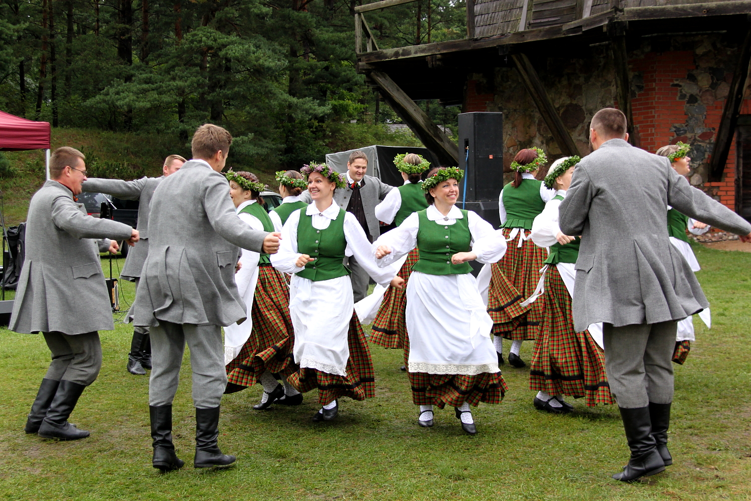 Dejo tautas deju kolektīvs