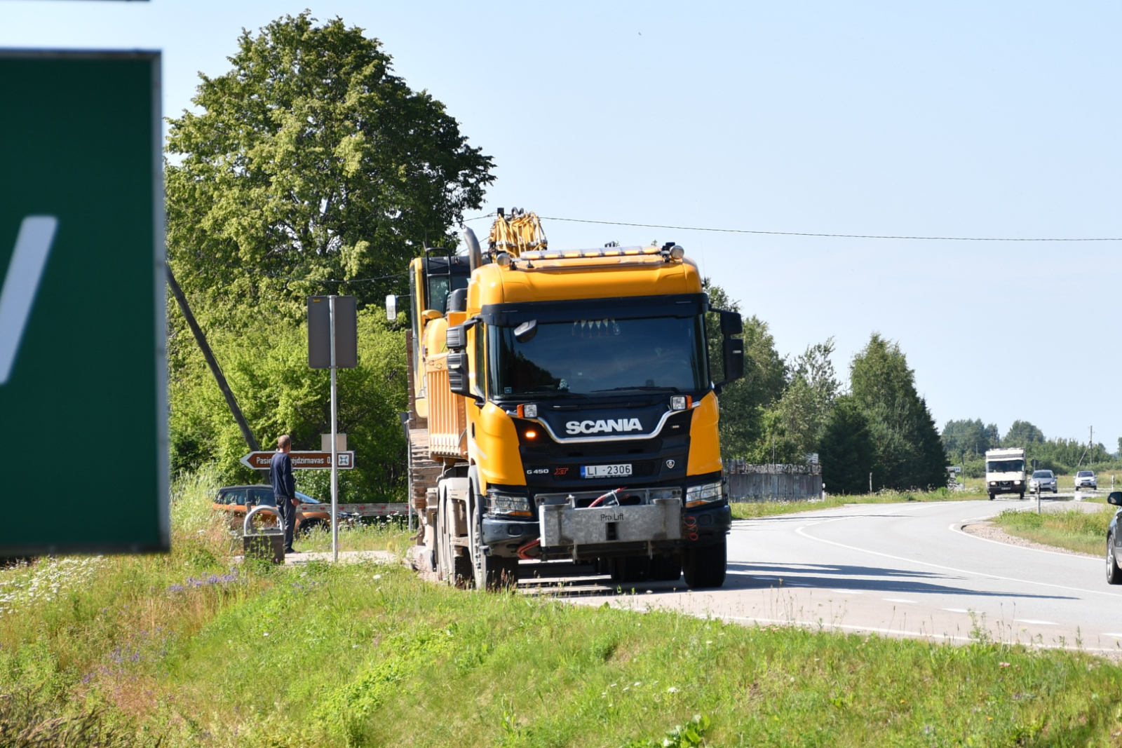 Atvests traktors uz jauno remonta vietu