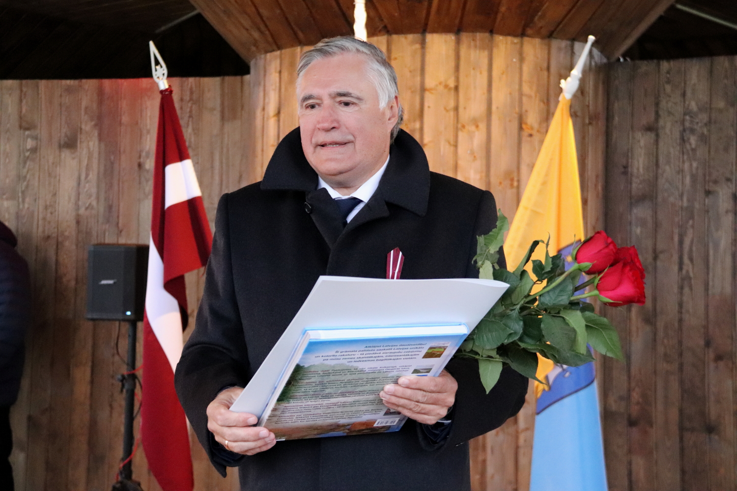 Apbalvotais ar ziediem