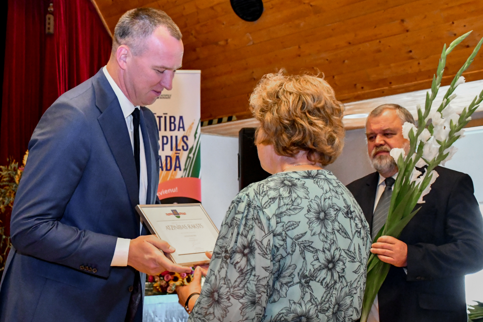 Andis Zariņš apbalvo pedagoģi
