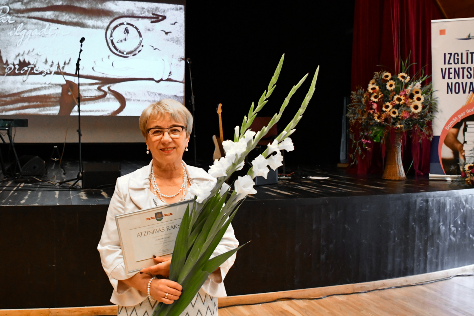 Pedagogus apbalvo par labiem darbiem
