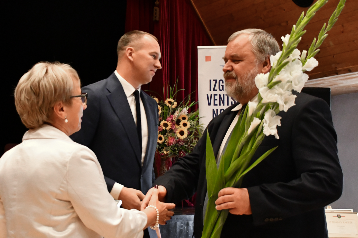 Guntis Mačtams dāvina ziedus pedagoģei