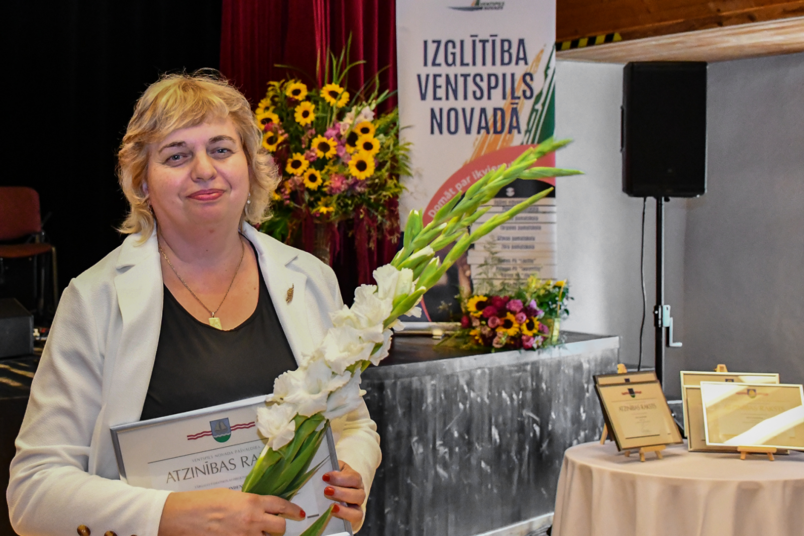 Pedagogus apbalvo par labiem darbiem