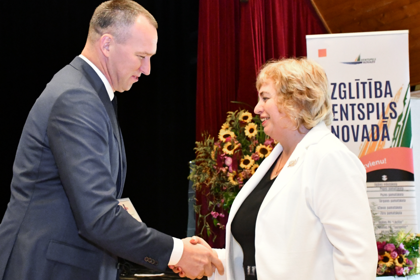 Andis Zariņš apbalvo pedagoģi