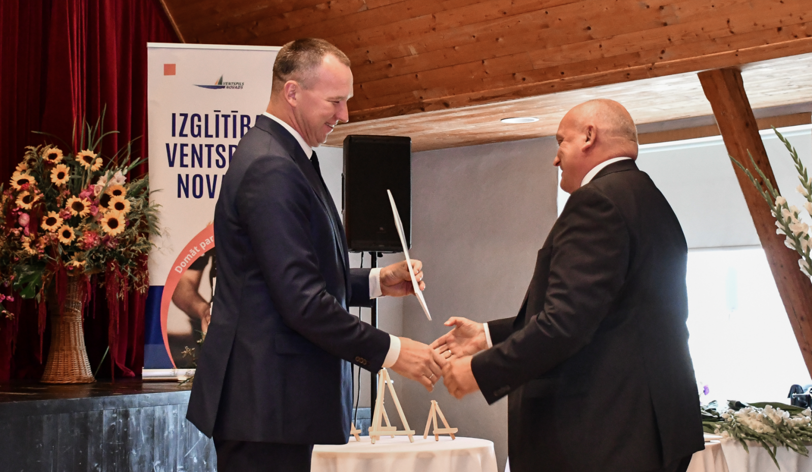 Andis pasniedz pateicību Aivaram Muceniekam