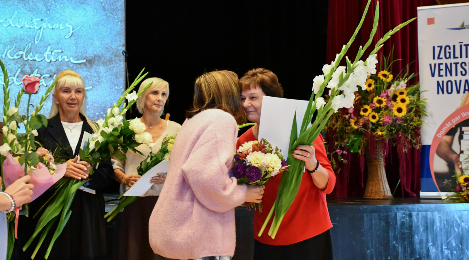 Pedagoģes tiek apdāvinātas ar ziediem