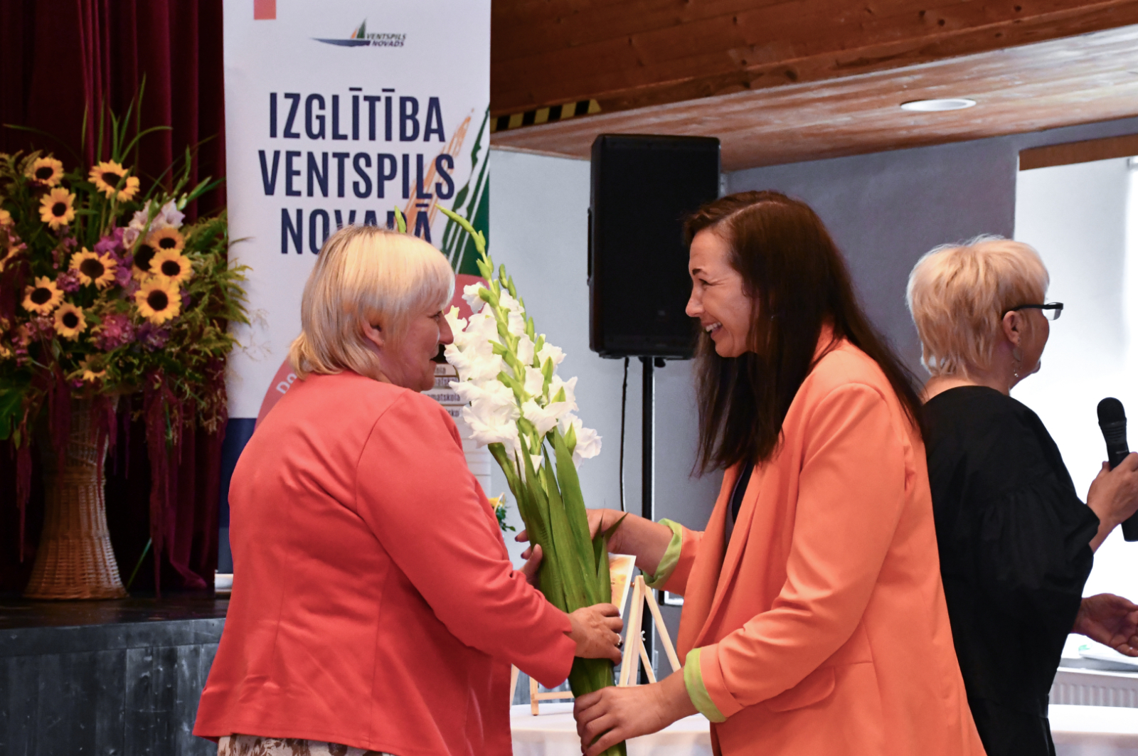 Tiek dāvinātas puķes pedagoģei