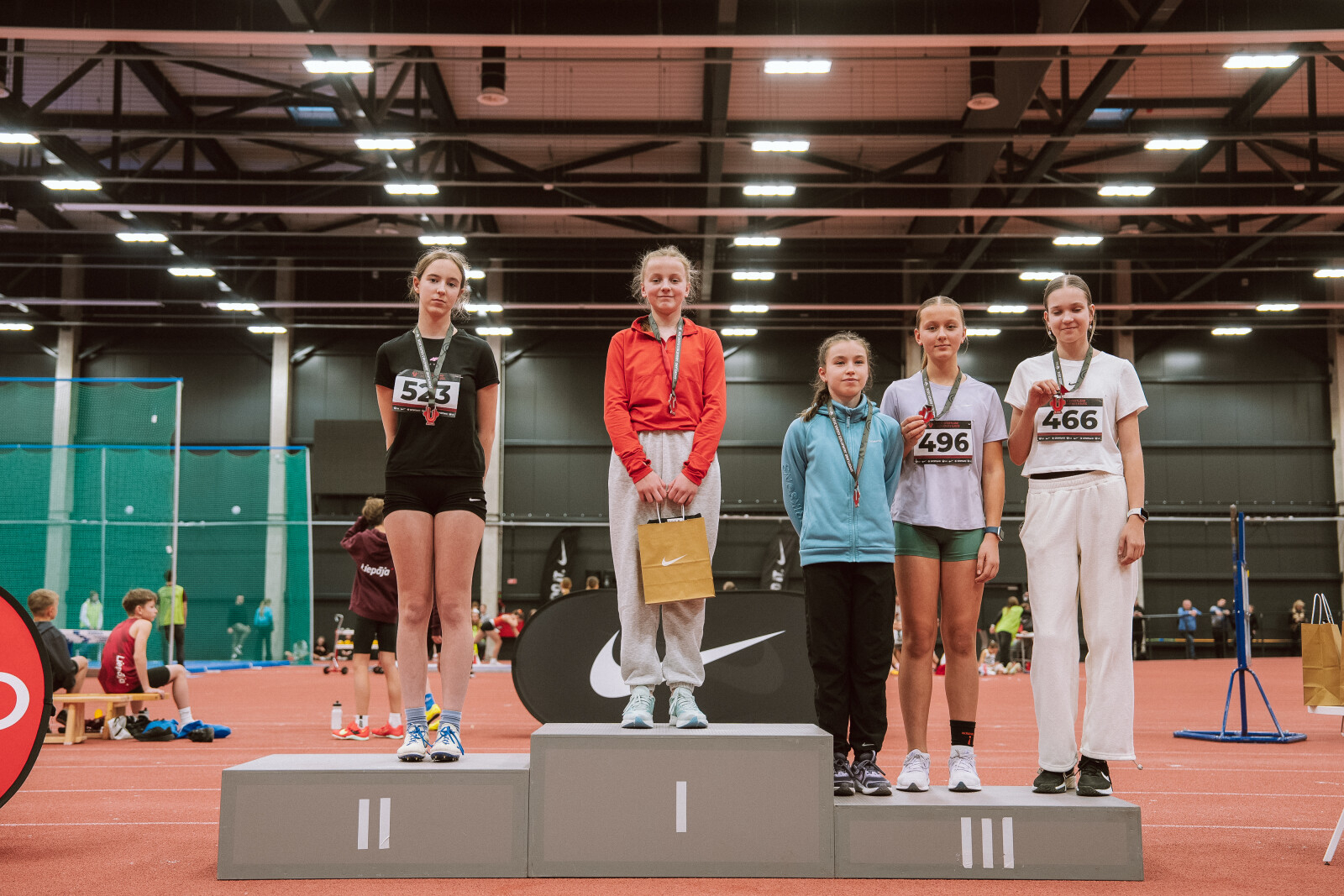 Jaunie sportisti uz pjedestāla 