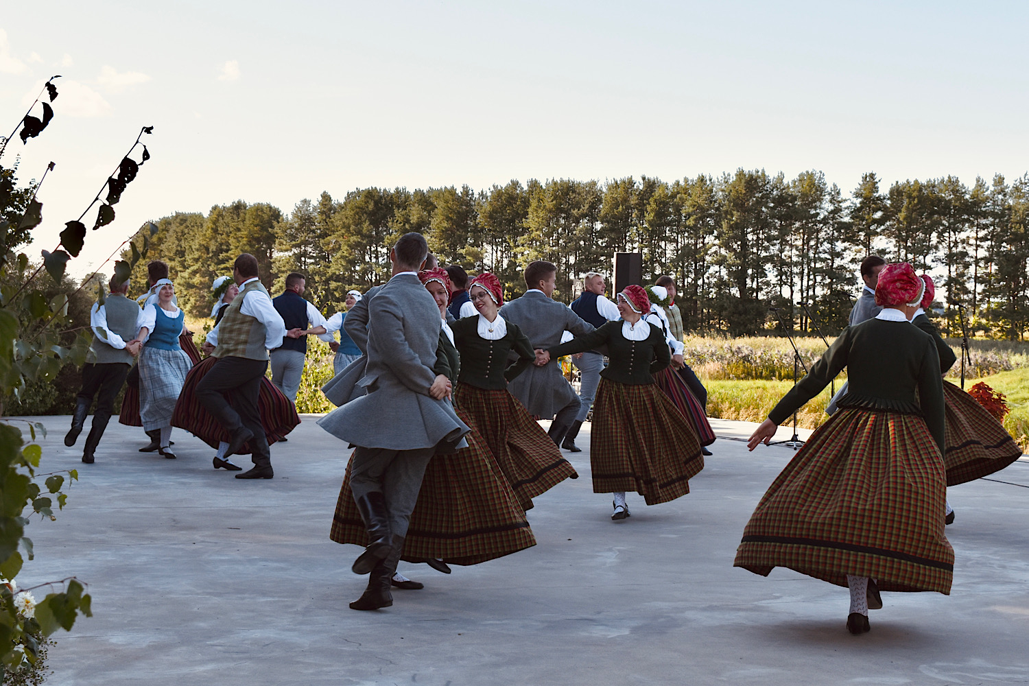 Dejo tautas deju kolektīvs