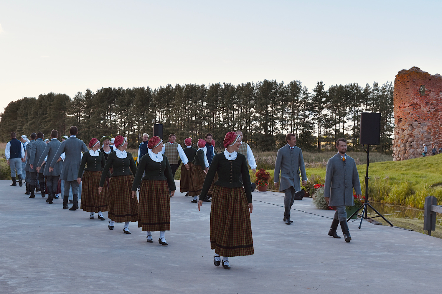 Dejo tautas deju kolektīvs