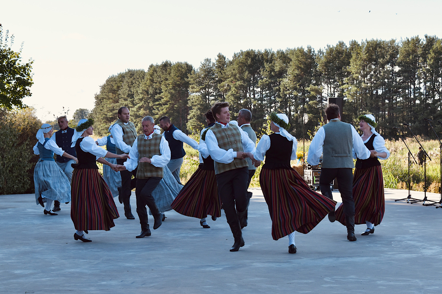 Dejo tautas deju kolektīvs