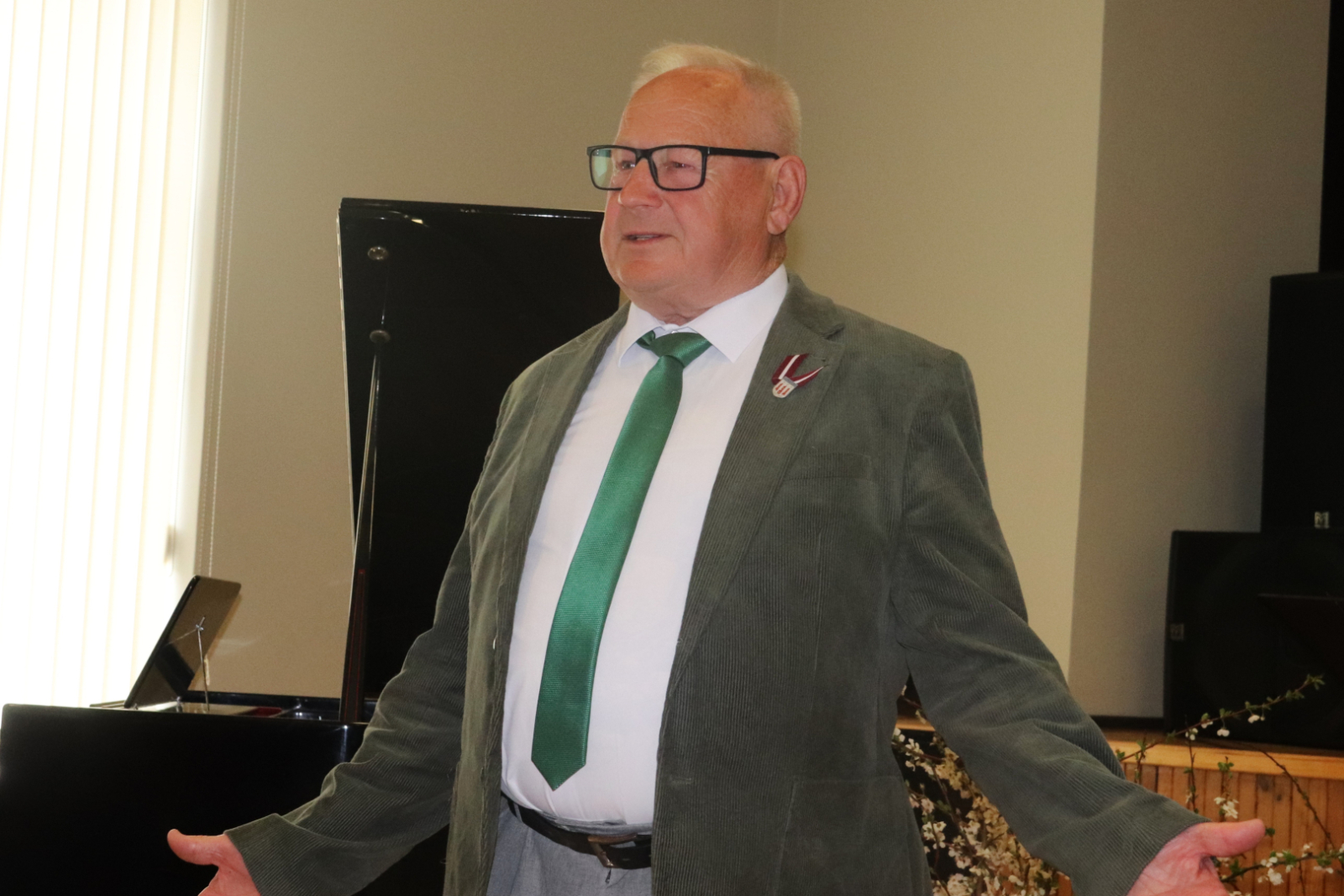 Jānis Freimanis saņem pateicību par ilggadējo darbu