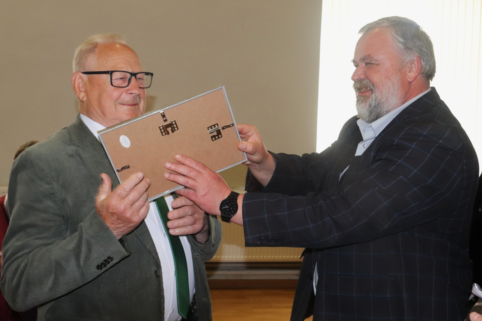 Jānis Freimanis saņem pateicību par ilggadējo darbu