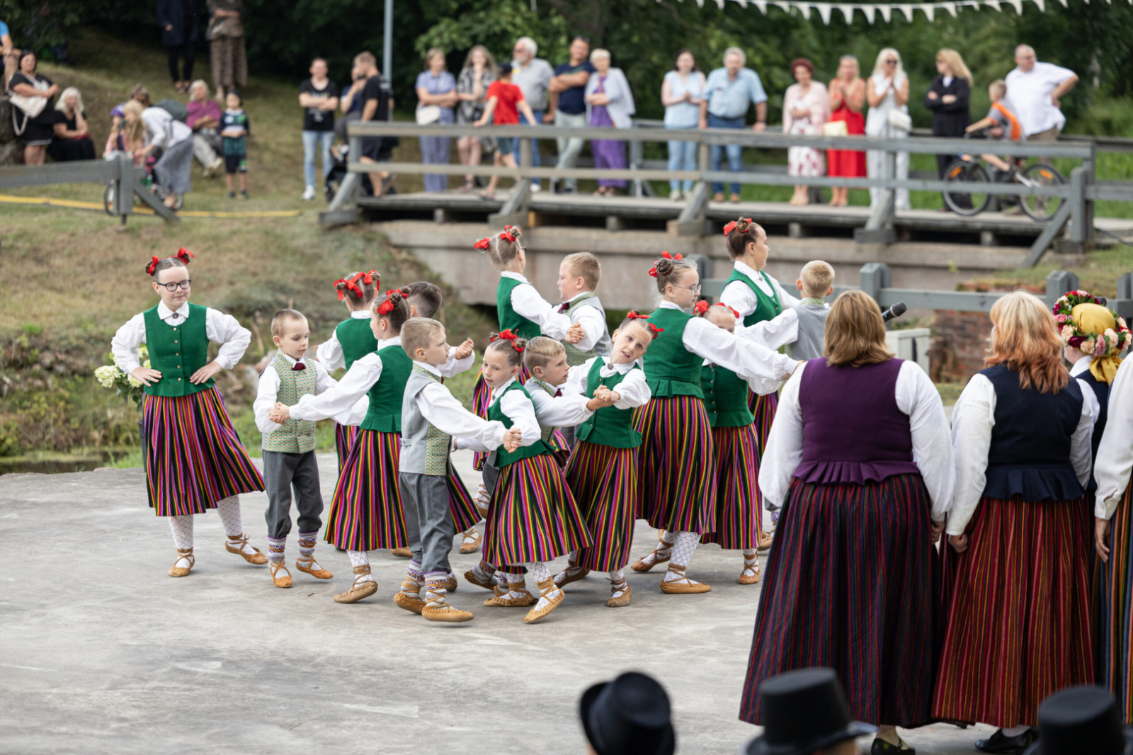 "Piltenes dadzīši" dejā
