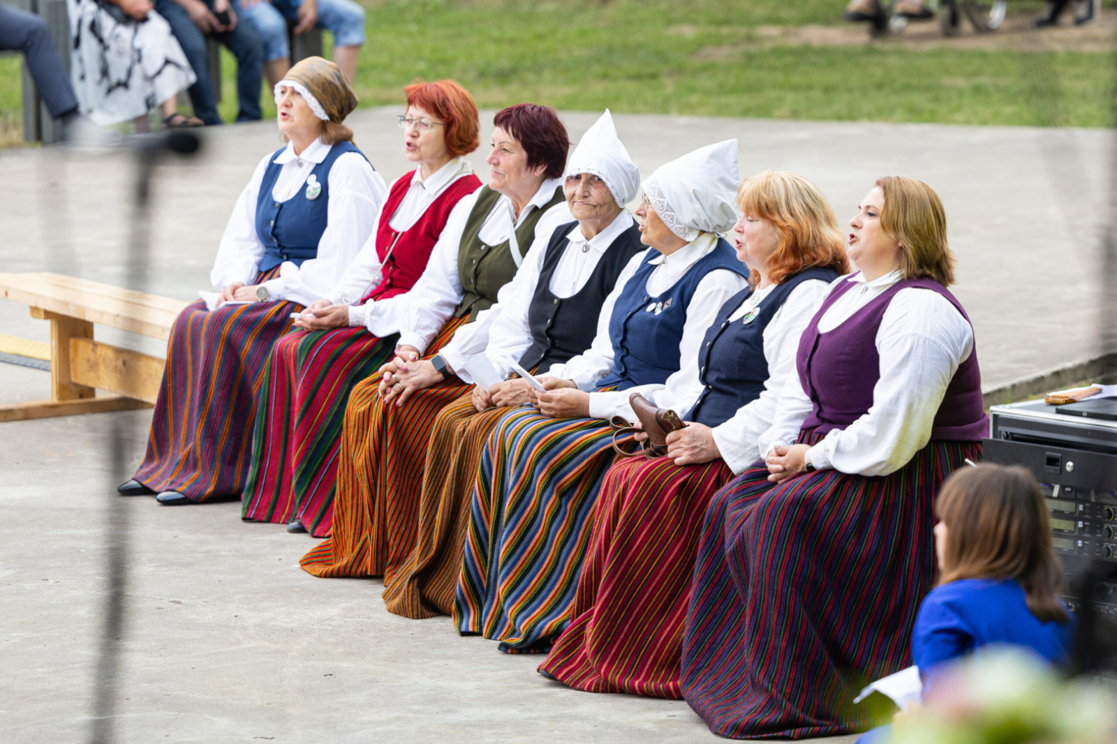 Dziedātājas sēž un dzied